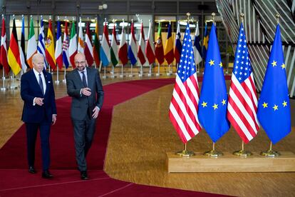 El presidente de EE UU, Joe Biden, con el presidente del Consejo Europeo, Charles Michel, el jueves a su llegada a la cumbre de la UE en Bruselas.