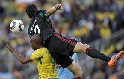 El jugador mexicano salta sobre Katlego Mphela durante el primer partido del Mundial.