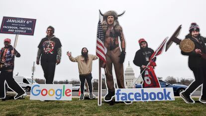 Una intervención con carteles de los jefes de Google, Sundar Pichai; Twitter, Jack Dorsey; y Facebook, Mark Zuckerberg afuera del Capitolio, Washington este jueves.