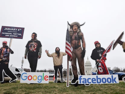 Intervenção com pôsteres dos chefes do Google, Sundar Pichai; Twitter, Jack Dorsey; e Facebook, Mark Zuckerberg na frente do Capitólio, nesta quinta-feira.