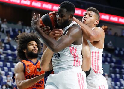 Garuba y Tavares se disputan un rebote ante Labeyrie. acbphoto