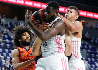 Garuba y Tavares se disputan un rebote ante Labeyrie. acbphoto