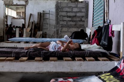 Um bebe descansa no Albergue de Ramón Verdugo, em Tapachula (México), em 24 de agosto de 2018. Sua mãe, migrante, espera no México a permissão para poder circular durante 15 dias sem ser parada.