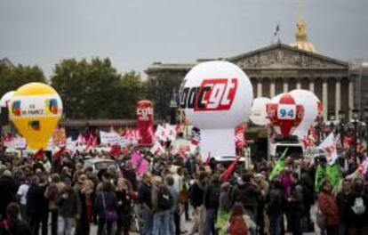 Varias personas se manifiestan en contra de las reformas de las pensiones en las calles de París, Francia el pasado 15 de octubre. EFE/Archivo