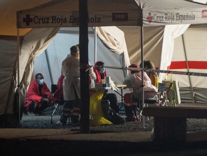 Inmigrantes atendidos en el puerto de Arrecife (Lanzarote).