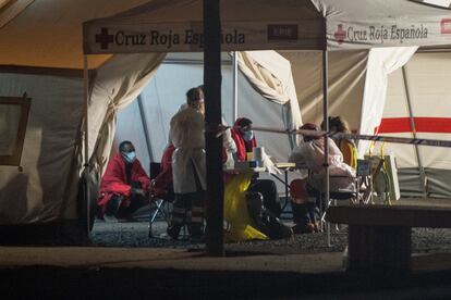 Inmigrantes atendidos en el puerto de Arrecife (Lanzarote).