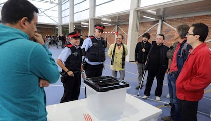 Dos mossos en un centre de votació l'1 d'octubre.