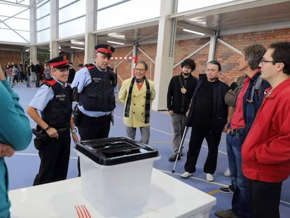 Two members of the Catalan regional police force at a polling station last Sunday.