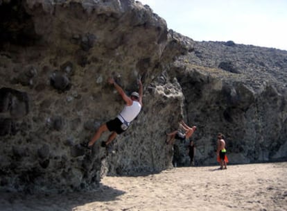 Escaladores en la playa de Monsul, Cabo de Gata