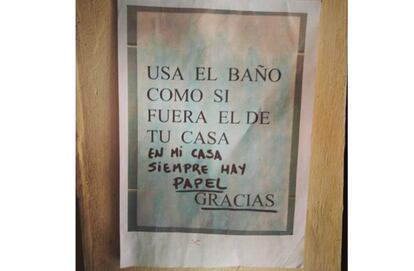 "Usa el baño como si fuera el de tu casa". "En mi casa siempre hay papel". "Esto estaba en el albergue de Jaramijó, Ecuador, donde cientos de personas vivían seis meses después del terremoto", anota el periodista. En abril de 2016, un terremoto de magnitud 7,8, en la escala Richter arrasó gran parte de Ecuador, destrozando el hogar de miles de personas.