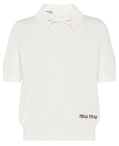 Abotonado por detrás y con un lazo rematando el cuello. Este polo no es como los demás. Es de Miu Miu y tiene un precio de 520€.