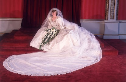 El vestido de la princesa Diana es ya una leyenda por derecho propio. Su precio original se estima en 9.000 libras (casi 11.000 euros), pero su valor actual dada su iconicidad rondaría los 100.000 euros.