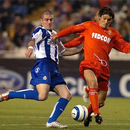 Pandiani lucha por el balón con Francois Modesto, del Mónaco, durante el último partido del grupo A de la Liga de Campeones.