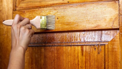 Artículo de EL PAÍS Escaparate que narra los beneficios de la cera de abeja natural en el cuidado de muebles de madera.