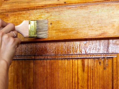 Artículo de EL PAÍS Escaparate que narra los beneficios de la cera de abeja natural en el cuidado de muebles de madera.