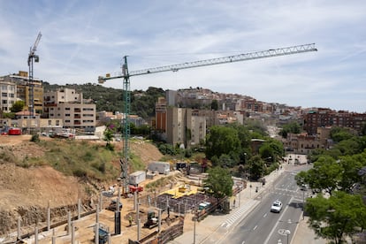 A la izquierda, grúas construyendo vivienda pública, y a la derecha la avenida de Vallcarca, en Barcelona.