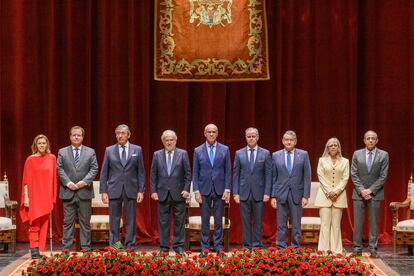 El pregonero, cuarto por la izquierda, junto a su presentadora, vestida de rojo, y autoridades presentes en el acto.