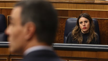 La ministra de Igualdad, Irene Montero, escucha la intervención de Pedro Sánchez, durante el pleno del pasado miércoles.