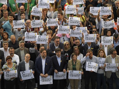 Artur Mas (tercero por la derecha) con varios políticos pidiendo la libertad de 'los Jordis' en octubre de 2017.