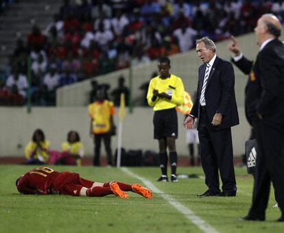 Alberto Moreno se duele en el suelo ante la mirada del técnico de Guinea, Andoni Goikoetxea