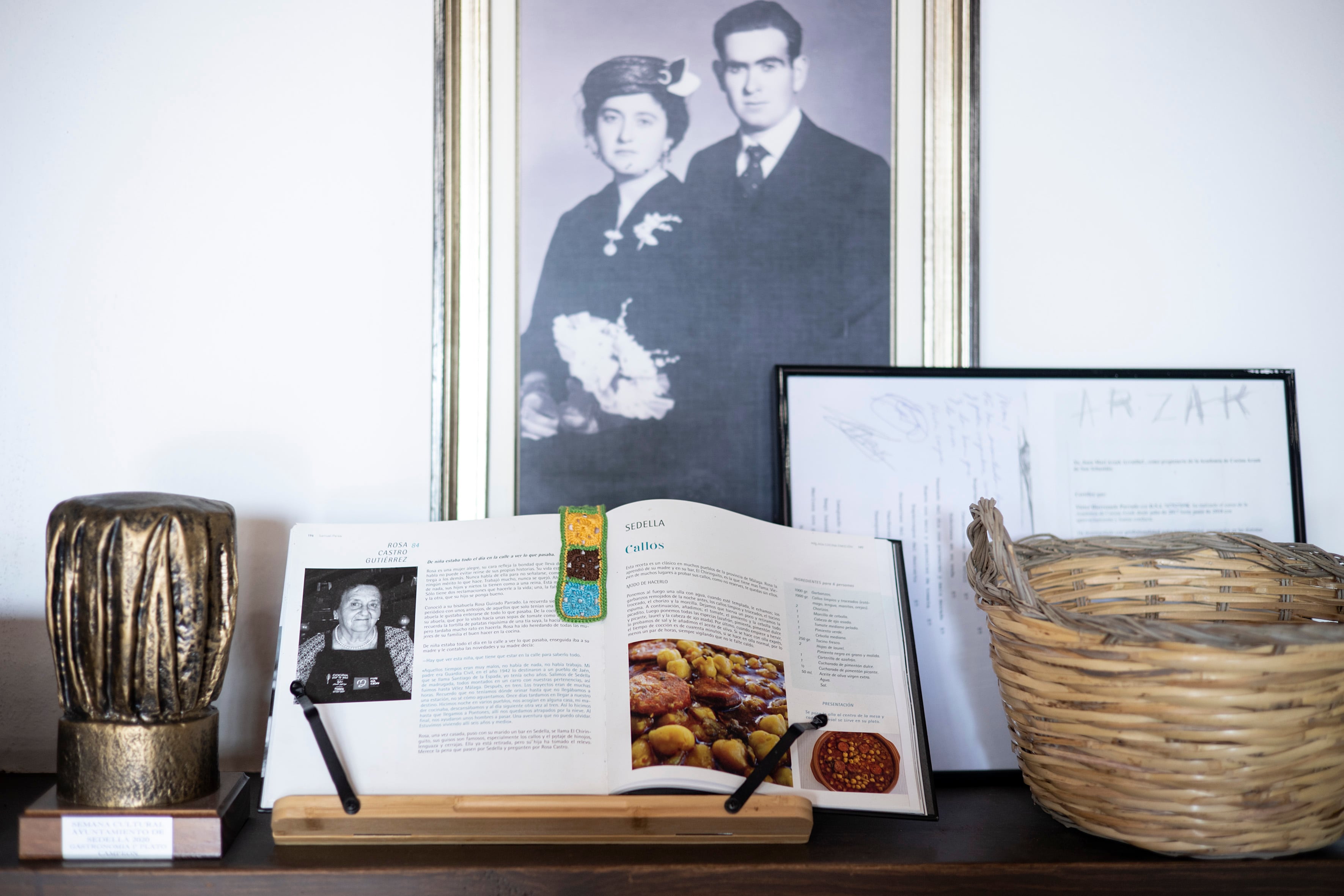 Detalle de un libro del restaurante con la receta de callos de la abuela del cocinero Víctor Hierrezuelo.