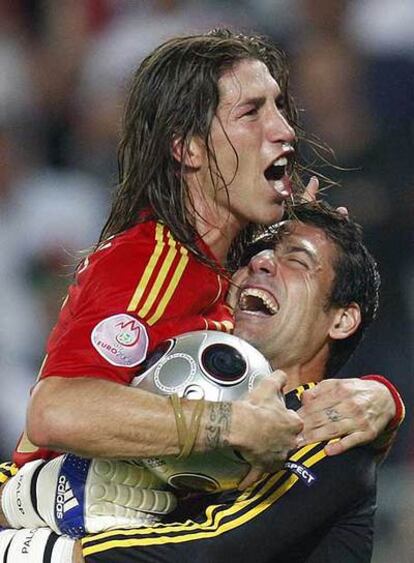 Palop abraza a Sergio Ramos.