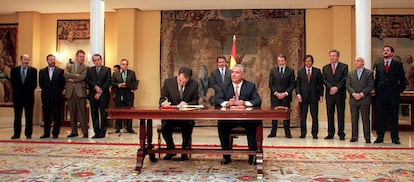 12 de diciembre de 2000. Los secretarios generales del Partido Popular y del PSOE, Javier Arenas (d) y José Luis Rodríguez Zapatero (i), respectivamente, firmaron en el Palacio de La Moncloa el acuerdo antiterrorista alcanzado por ambas formaciones políticas, en un acto presidido por el jefe del Gobierno, José María Aznar (centro detrás). En la imagen aparecen además, detrás a la izquierda, los miembros del PSOE de izquierda a derecha: Alfredo Pérez Rubalcaba, José Blanco, Jesús Caldera y Nicolás Redondo Terreros, y los del PP, detrás a la derecha, de derecha a izquierda: Carlos Iturgáiz, presidente del PP en el País Vasco; Javier Zarzalejos, del ministerio del Interior; Luis de Grandes, portavoz del partido en el Congreso; Pío Cabanillas, portavoz del Gobierno y Jaime Mayor Oreja, ministro del Interior.