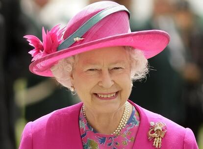 Isabel II de Inglaterra se quedó sin poder ocupar el palco real del hipódromo porque había sido alquilado a otras personas por los organizadores de la carrera de caballos de Newbury. Como consecuencia, Isabel II se vio materialmente "expulsada de su propio palco y tuvo que sufrir la ignominia de pasar el día en el de los invitados", según cuenta el <i>Daily Telegraph</i>. El palco real lo había alquilado John Finch, un agente  de seguros que celebraba su 60 cumpleaños con su esposa, Sheila, y que había pagado más de 11.000 euros para ver correr a su caballo. "Lo alquilé en julio del año pasado, así que no iba a perderme la ocasión", explicó Finch, cuya esposa dijo de la reina: "No le presté demasiada atención porque estar allí nos había costado mucho dinero".