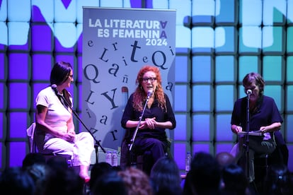 Cristina Fallarás, en el centro, durante el encuentro 'La Literatura es Femenina', en el Espacio Cultural El Tanque, este pasado 28 de octubre, en Santa Cruz de Tenerife.