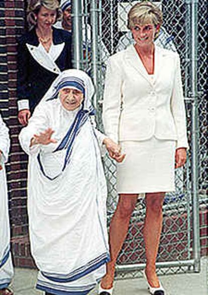Lady Di y la Madre Teresa estaban unidas por la voluntad de ayudar a los más desfavorecidos. En la foto, un encuentro entre ambas en la sede de las Misioneras de la Caridad en New York.
