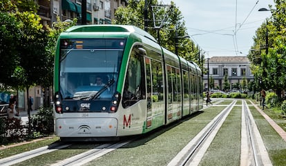 Granada es la tercera urbe española con más atascos. El metro, que utilizan 14 millones de pasajeros cada año, cruza la ciudad para mejorar la movilidad metropolitana exponencialmente.