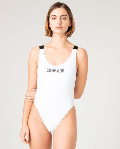 Si los 90 son tu época dorada, aprovecha que está de moda y hazte con un bañador como este de Calvin Klein con logo en el escote y en los tirantes.

79,90€