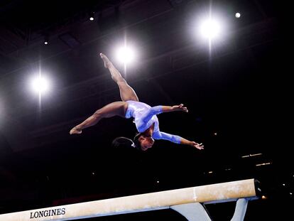 Simone Biles, en la final de barra.