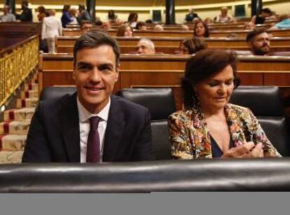 Pedro Sánchez y Carmen Calvo, momentos antes del inicio de la comparecencia.