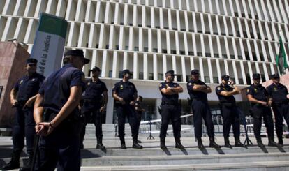 Agentes del cuerpo de Policía Nacional acordonan el acceso a la Audiencia Provincial de Málaga donde ha comenzado en la sección primera el Juicio Caso Malaya.