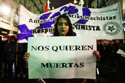 Una mujer porta un cartel donde se lee "Nos quieren muertas" durante la manifestación en Madrid.