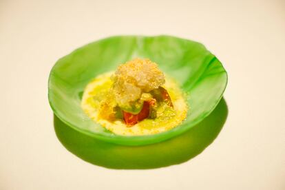 Tomates aliñados, chochos (altramuces), naranja, cebolla encurtida y granizado de tomillo limón.
