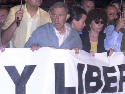 Familiares de Francisco Casanova manifiestan contra ETA en julio de 2000.