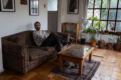 Julián Suzarte, en la casa que arrienda junto a tres personas en Santiago.