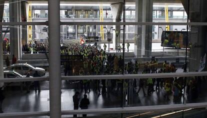 Cerca de 4.000 trabajadores de Iberia se han concentrado en la terminal T4 del aeropuerto de Madrid-Barajas, en el inicio de la segunda tanda de paros que durará cinco días.
