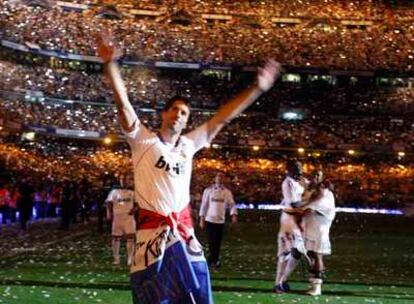 Van Nistelrooy celebra el título en el césped.