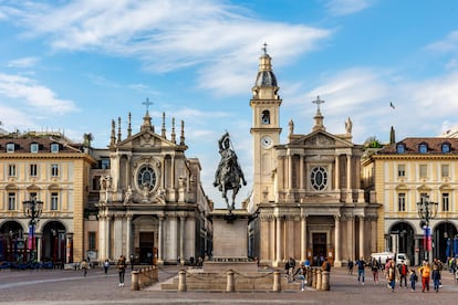Estatua ecuestre dedicada a Manuel Filiberto de Saboya-Aosta en la plaza San Carlo, en el centro de Turín (Italia).