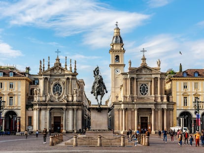 Estatua ecuestre dedicada a Manuel Filiberto de Saboya-Aosta en la plaza San Carlo, en el centro de Turín (Italia).