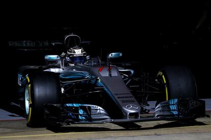 El piloto finlandés de Mercedes, Valtteri Bottas, abandona el box de su equipo durante los entrenamientos de Fórmula 1 en el circuito de Cataluña en Montmeló (Barcelona).