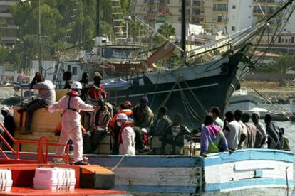 El barco pesquero localizado ayer al suroeste de Tenerife.