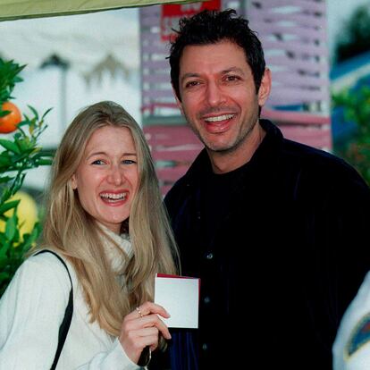 Pareja feliz y bien avenida, Laura Dern y Jeff Goldblum en 1996.