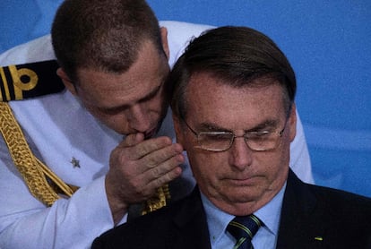 Jair Bolsonaro, durante una conferencia de prensa, junto a un militar.