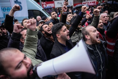 Manifestantes del principal partido opositor, el Partido Popular Republicano (CHP), gritan consignas durante una protesta contra la detención del alcalde del distrito Besiktas de Estambul.