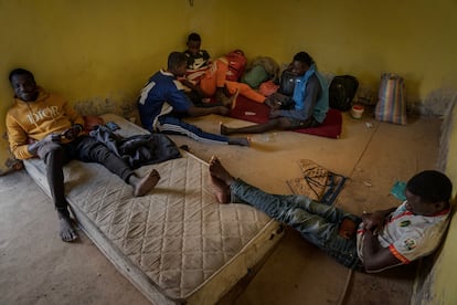 De izquierda a derecha: Bacar Soumaré, Issa Sakho, Mamadou Traoré, Dahabass Soumaré y Yaye Yambess, migrantes malienses en la habitación que comparten en el barrio de Bagdad en Nuadibú (Mauritania).