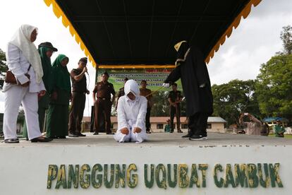 Un verdugo azota a una mujer en público en Jantho, Regencia de Aceh Besar, en Indonesia. Un total de 10 personas fueron sentenciados a azotes en público por adulterio en Aceh, la única provincia indonesia donde se implementa la Ley Sharia.